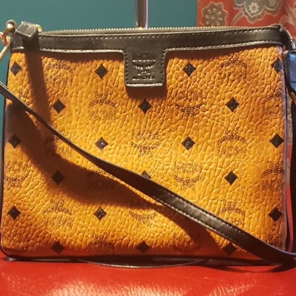 ☄️SOLD☄️MCM Vicetos Galaxy Anya Wristlet - Picture 5 of 7